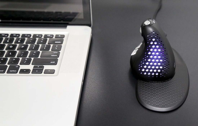 Delux M618XSD vezeték nélküli vertikális, ergonomikus egér Bluetooth + 2.4GHz RGB - Fekete