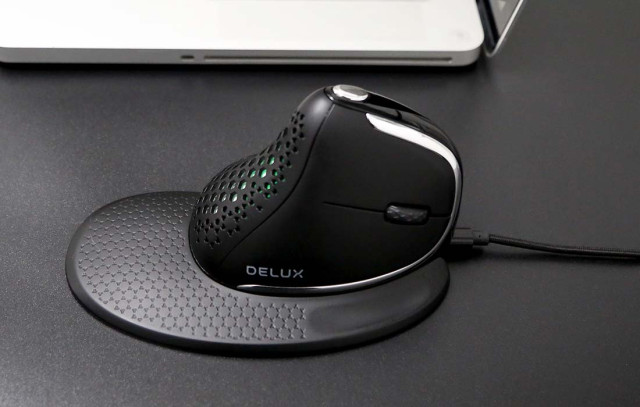 Delux M618XSD vezeték nélküli vertikális, ergonomikus egér Bluetooth + 2.4GHz RGB - Fekete