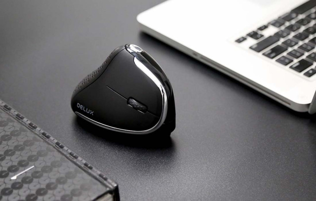 Delux M618XSD vezeték nélküli vertikális, ergonomikus egér Bluetooth + 2.4GHz RGB - Fekete