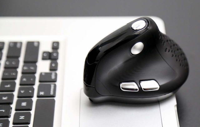 Delux M618XSD vezeték nélküli vertikális, ergonomikus egér Bluetooth + 2.4GHz RGB - Fekete