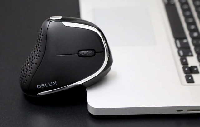 Delux M618XSD vezeték nélküli vertikális, ergonomikus egér Bluetooth + 2.4GHz RGB - Fekete