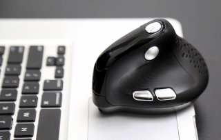 Delux M618XSD vezeték nélküli vertikális, ergonomikus egér Bluetooth + 2.4GHz RGB - Fekete