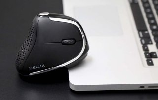 Delux M618XSD vezeték nélküli vertikális, ergonomikus egér Bluetooth + 2.4GHz RGB - Fekete